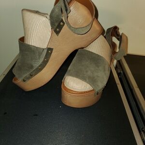 Franco Sarto Green and Tan Wedge Sandals